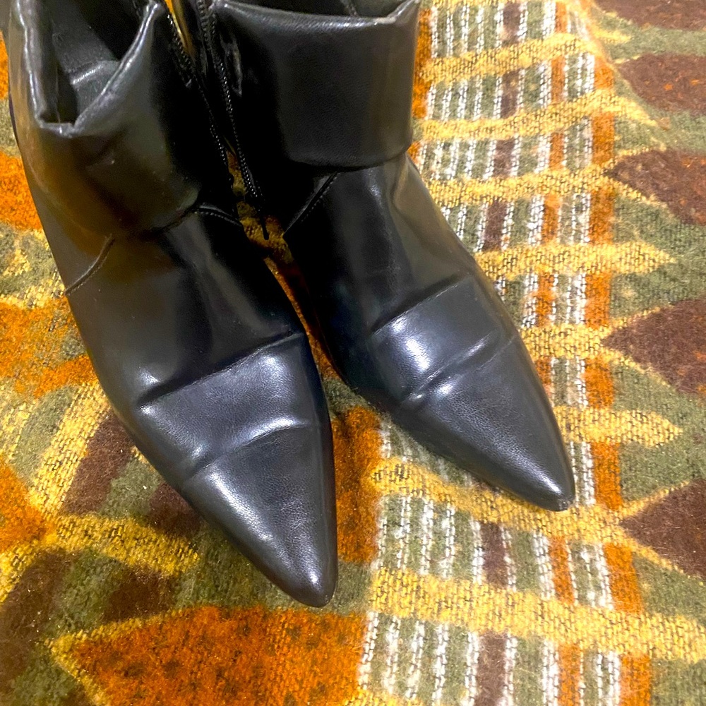 Black pump boots fits 7.5